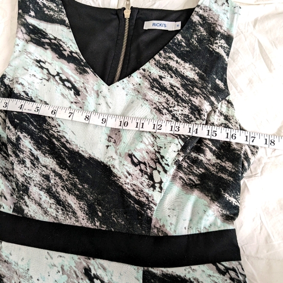 Ricki's fit'n'flare sleeveless v-neck dress, fully lined with POCKETS!! - Picture 9 of 13